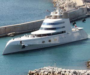 Mega Luxus Yacht verlässt Hafen