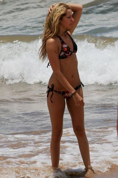 Sexy Ashley Tisdale im Bikini am Strand
