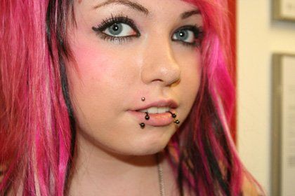Rothaariges Teengirl mit Piercings