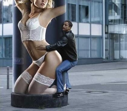 Typ nimmt Frau in Dessous auf Werbeplakat in den Arm