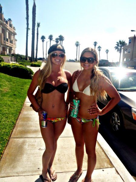 Zwei blonde Bikini Girls auf dem Gehweg