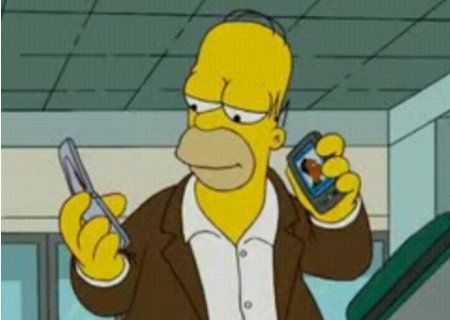Homer Simpson telefoniert