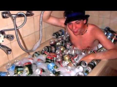 Betrunkener vergnügt sich in der Badewanne