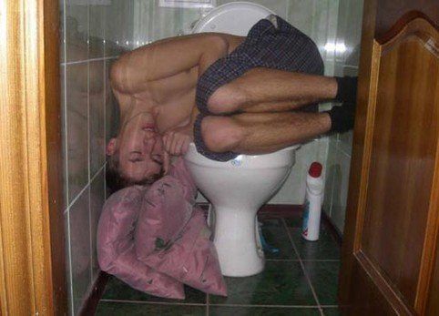Dieser Kerl schläft auf der Toilette