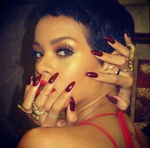 Rihanna mit kurzen Haaren und langen roten Nägeln