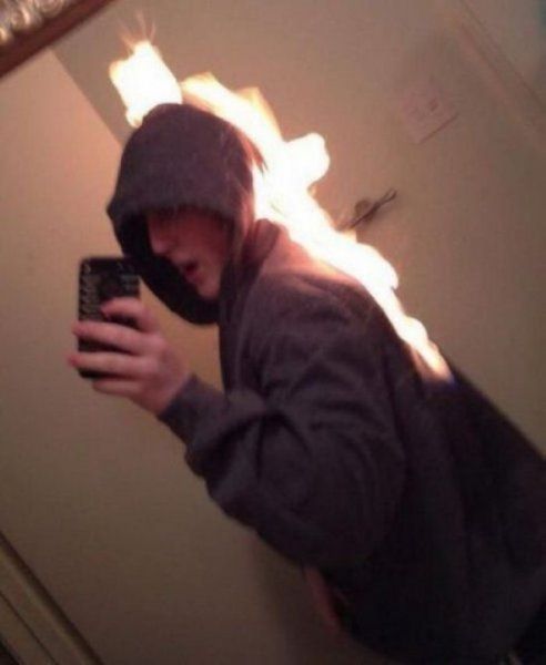 Typ brennt und macht dabei Selfie