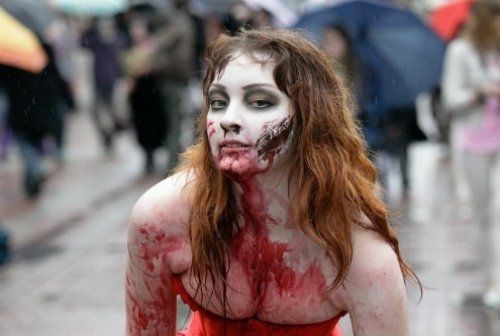 Weiblicher Zombie hat Durst nach Blut