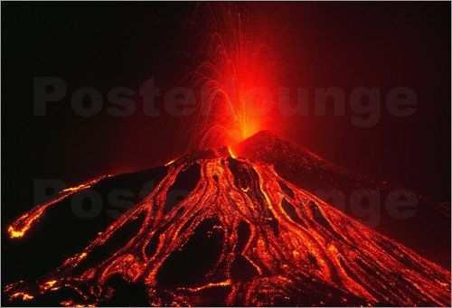 Die Lava läuft aus dem Vulkan