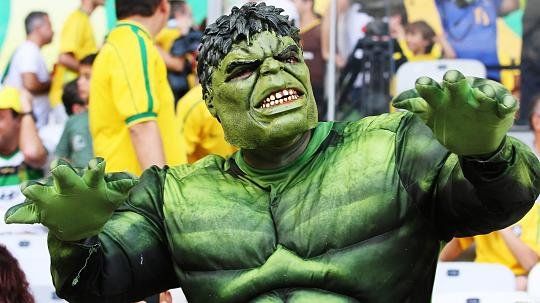 Fan im Hulk-Kostüm