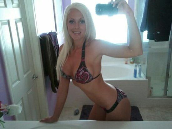 Blondine macht im Badezimmer heimlich ein Dessous Selfie