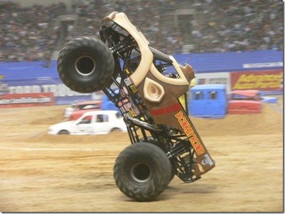 Monster Truck macht spektakulären Stunt