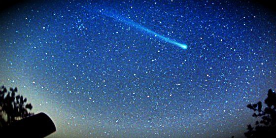 Sternschnuppe ziert den Nachthimmel