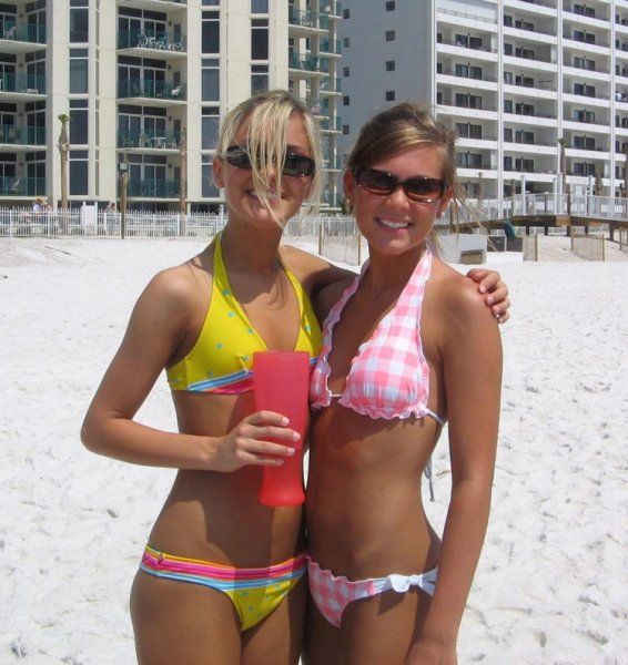 Zwei süße Bikini Girl Arm in Arm am Strand