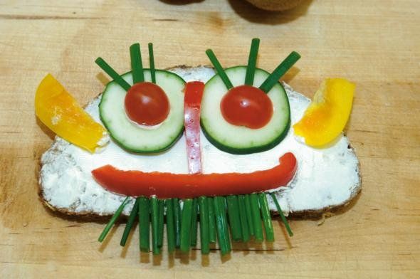 Butterbrot mit Gesicht aus Gemüse