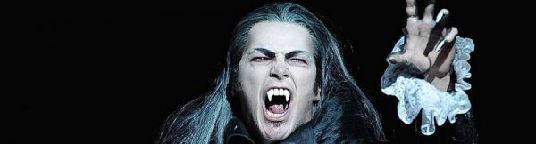 Vampir mit scharfen Zähnen