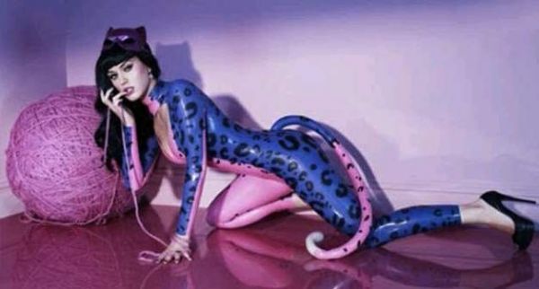Katy Perry als Raubkatze verkleidet
