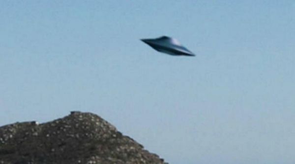 Ufo schwebt am Himmel