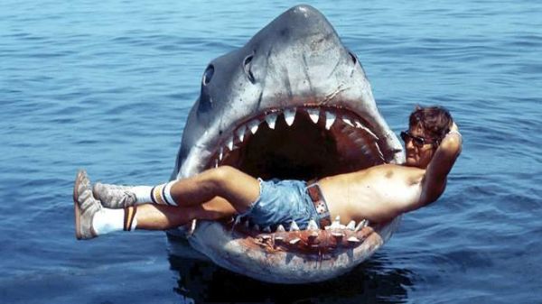 Mutiger Kerl posiert im Maul eines Weißen Hais