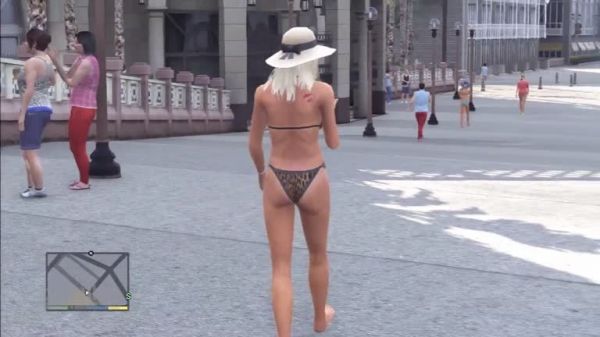 Blondes Girl läuft im Bikini durch die Stadt