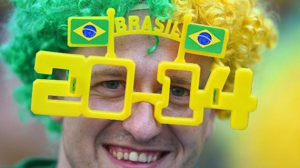 Brasilien Fussball Fan mit lustiger Brille