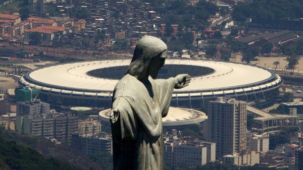 Christusstatue und Fußballstadion in Rio de Janeiro