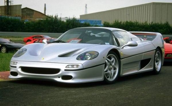 Silberner Ferrari zu verkaufen