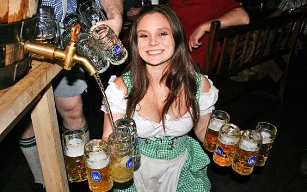 Sexy Girl füllt Bier vom Fass ab