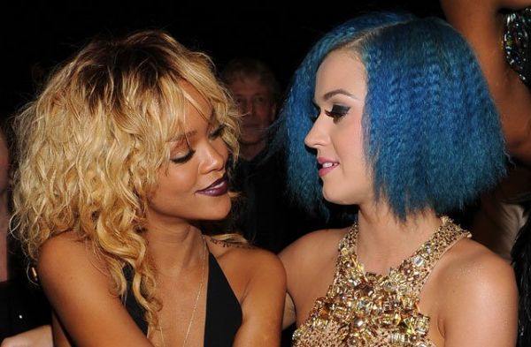 Die Promis Katy Perry und Rihanna gucken verliebt