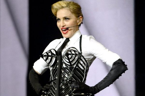 Madonna in schwarzer Corsage und Handschuhen