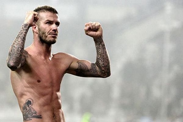 David Beckham zeigt tättowierten Oberkörper