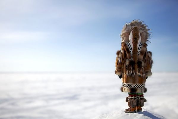 Eskimo steht in der Schneewüste