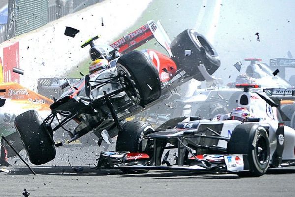 Heftiger Formel 1 Crash mit viel Schrott