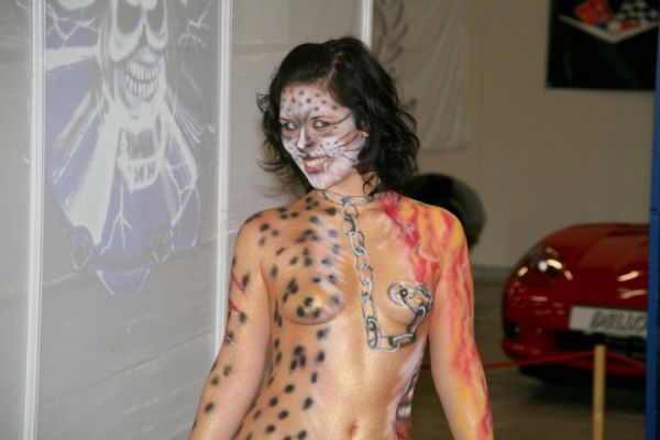 Sexy Girl mit Leoparden Bodypainting