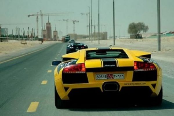 Gelber Lamborghini in der Wüste