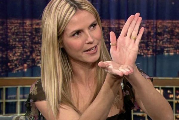 Heidi Klum macht mit ihren Händen Gesten