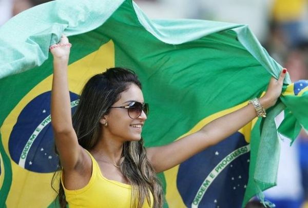 Sexy Girl feuert Brasilien an