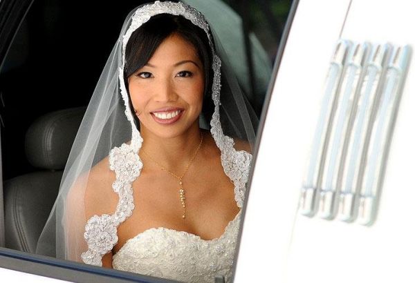 Asiatin in weißem Brautkleid