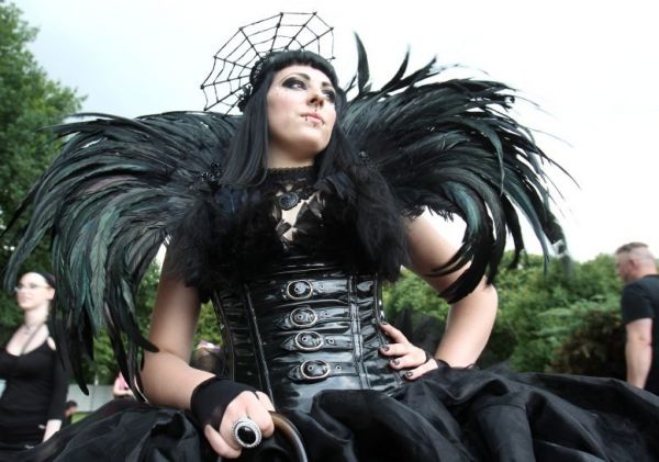 Gothic Girl mit Federn und Spinnennetz
