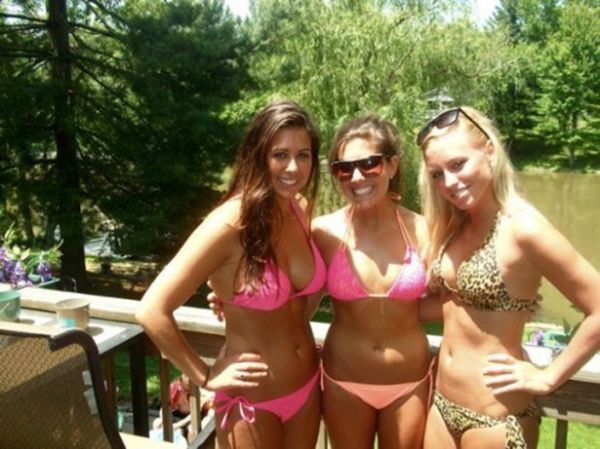 Drei süße Mädels lassen sich im Bikini fotografieren