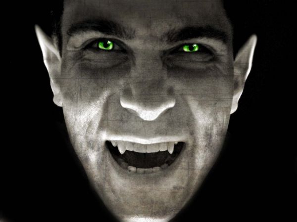 Gruseliges Zombie Gesicht mit grünen Augen
