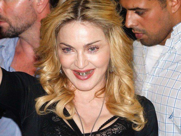 Madonna mit Metallzähnen