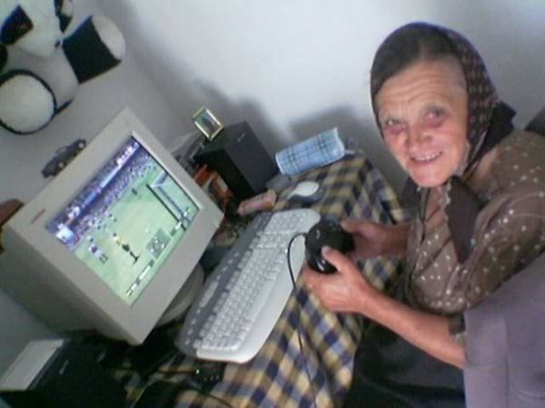 Alte Oma zockt Fußball am PC