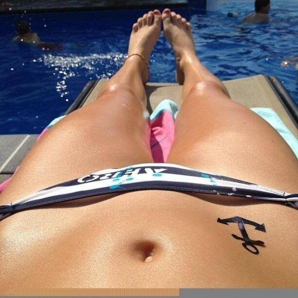 Girl mit perfektem Body liegt im Bikini am Pool