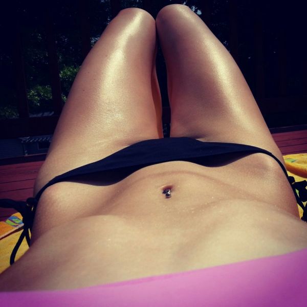 Schlankes Girl liegt im Bikini in der Sonne