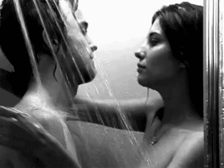 Paar knutscht unter der Dusche