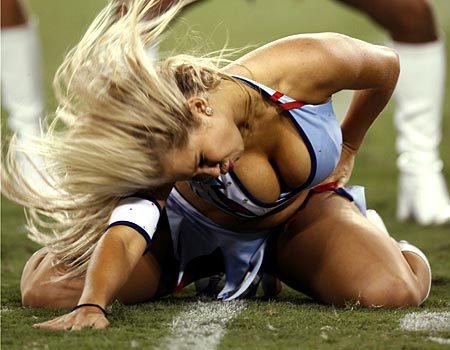 Cheerleaderin bekommt Sperma auf ihre dicken Möpse Cheerleaderin bekommt Sperma auf ihre dicken Möpse